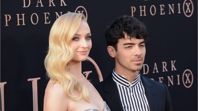 VOICI - Sophie Turner et Joe Jonas escapade en amoureux à Paris : leur baiser devant la Tour Eiffel