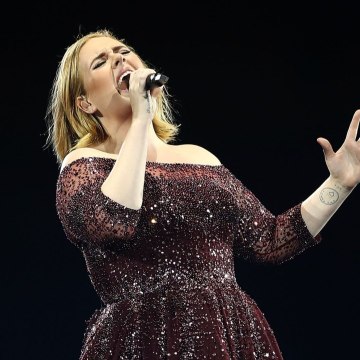 VOICI // SOCIAL Adele Métamorphosée : En Robe Moulante, La Chanteuse Amincie Bluffe La Toile