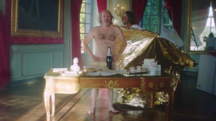 VOICI - Philippe Katerine explique pourquoi il se met si souvent tout nu