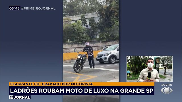 Um motorista gravou a ação de criminosos que roubaram uma moto de luxo no meio de uma avenida em Diadema, na Grande São Paulo.