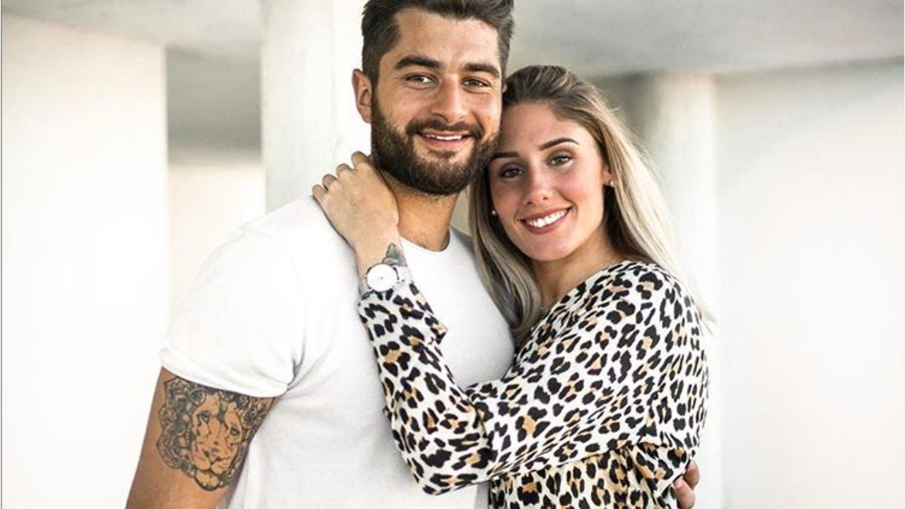 VOICI PHOTO Jesta Hillmann maman : son "énorme poitrine" dérange les internautes, elle réplique !