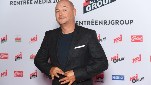 VOICI Cauet pose avec son fils pour ses 20 ans, la ressemblance est frappante !