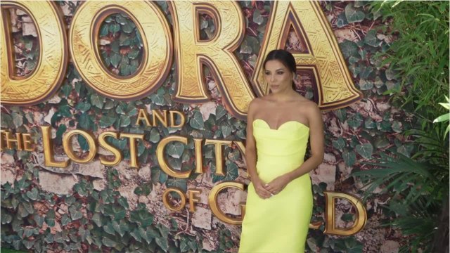VOICI - Eva Longoria fait fondre la toile en faisant la promo de Dora, la cité perdue... en français !