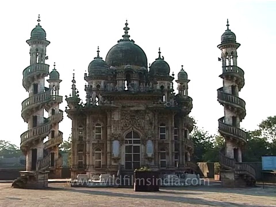 Bahauddin Makbara, Junagadh