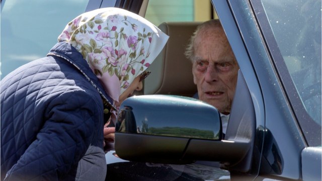 GALA VIDÉO - Le prince Philip s’excuse enfin après son accident de voiture