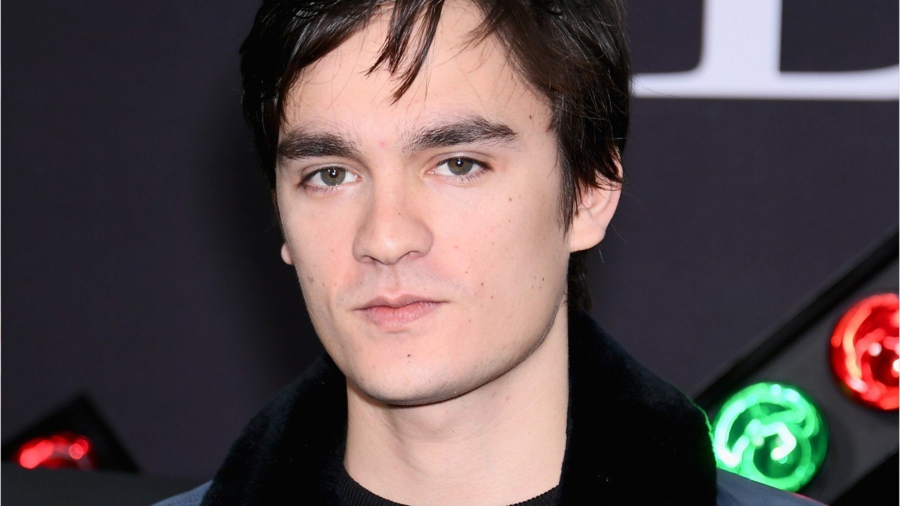 GALA VIDEO - Alain-Fabien Delon : «  Mon père est bien plus proche de ma sœur Anouchka que d'Anthony et de moi  "