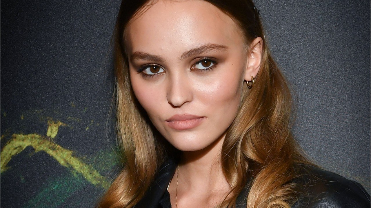 GALA VIDÉO - Lily-Rose Depp se confie sur son enfance à part : “C’était dur”