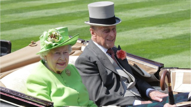 GALA VIDEO - Grosse frayeur pour la reine Elizabeth II : son mari, le prince Philip impliqué dans un accident de voiture