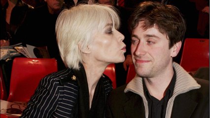 GALA VIDEO - Thomas Dutronc adresse une tendre attention à Françoise Hardy sa « petite maman adorée " pour ses 75 ans