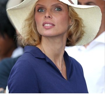 GALA VIDÉO - Sylvie Tellier, sans maquillage : vexée par le commentaire d’un internaute, elle le remet en place