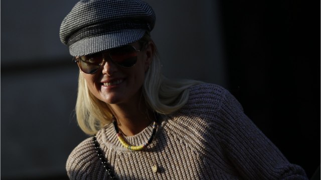 GALA VIDÉO - Laeticia Hallyday au Vietnam : ses “émouvantes retrouvailles” avec une dame handicapée qui lui est chère