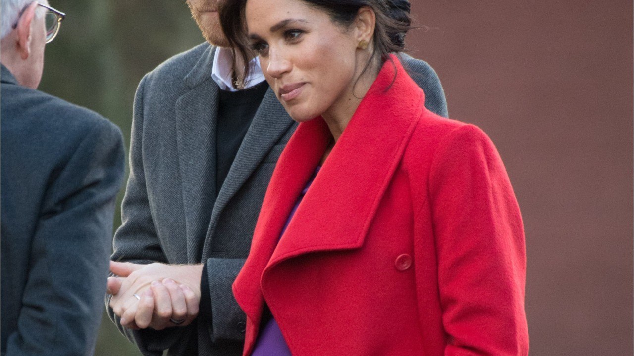 GALA VIDEO - Meghan Markle critiquée parce qu’elle se caresse trop le ventre : rien ne lui est épargné