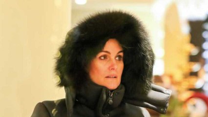 GALA VIDÉO - Laeticia Hallyday échaudée par la justice trouve du réconfort loin de Paris