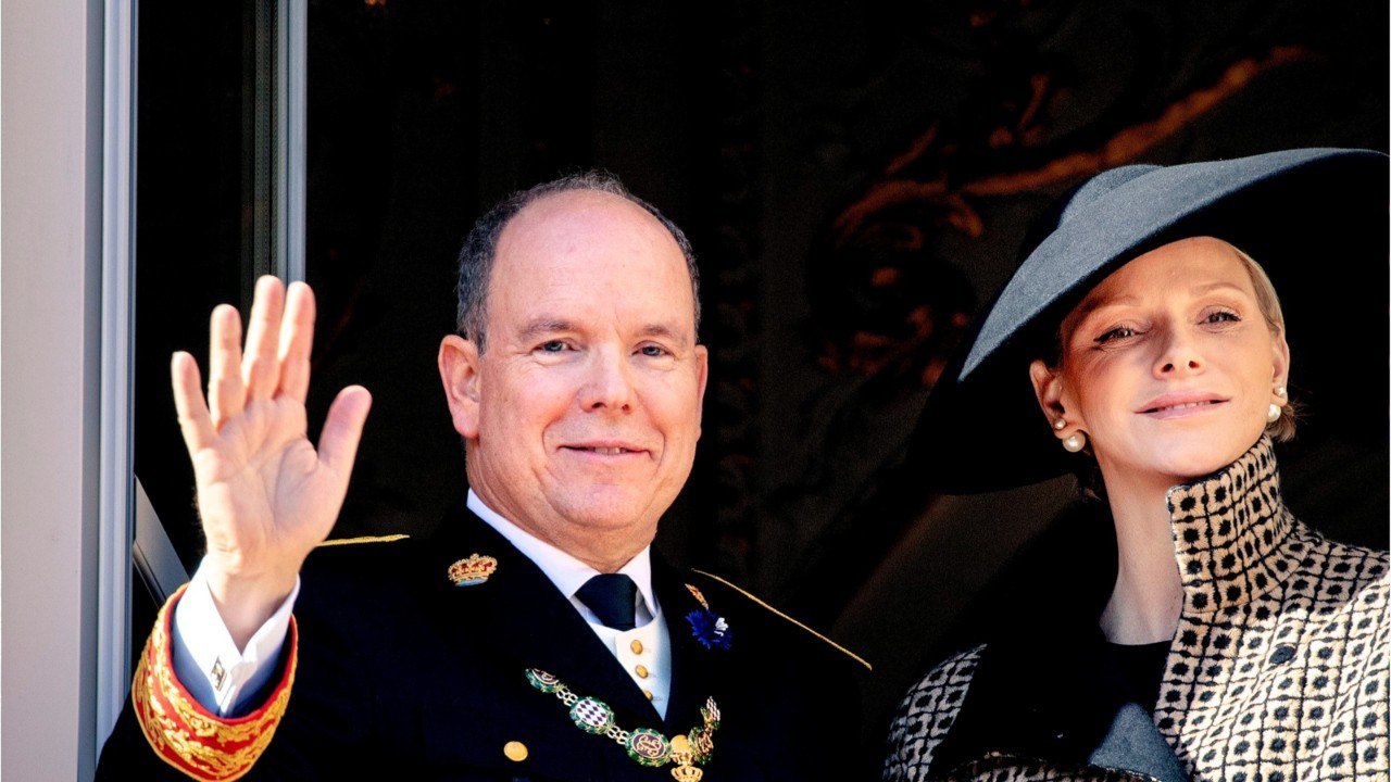 GALA VIDEO – Charlène, Albert de Monaco et leurs enfants : qui est ce petit intrus qui s’est incrusté sur leur photo de Noel