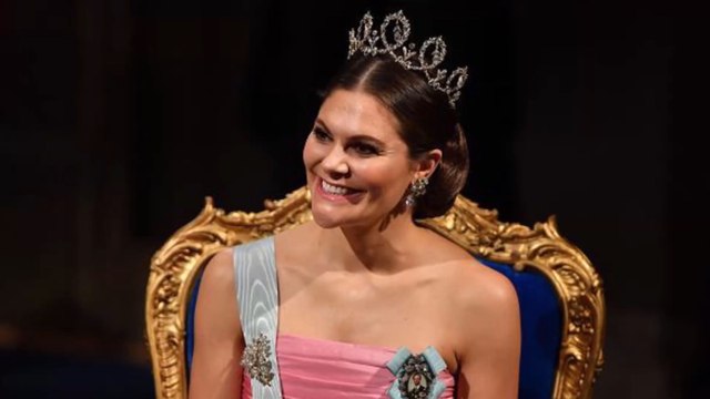 FEMME ACTUELLE - Victoria de Suède recycle une robe de gala portée par sa mère 23 ans plus tôt !