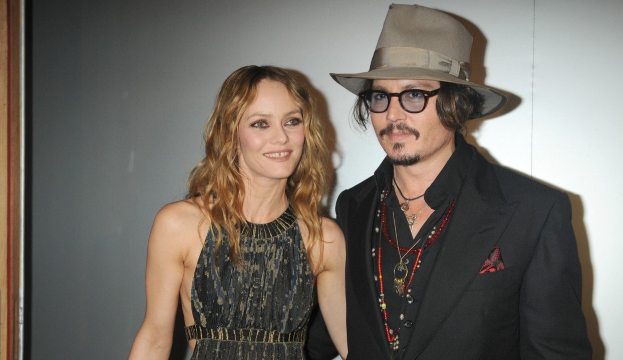 GALA VIDEO : Johnny Depp fête Noël avec Vanessa...