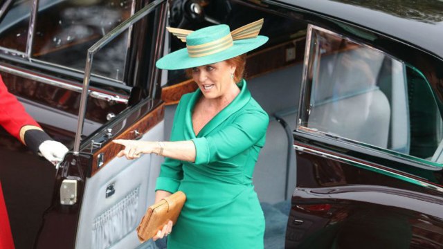 GALA VIDEO - Mariage d'Eugénie d'York : Sarah Ferguson, mère de la mariée, fait son show !