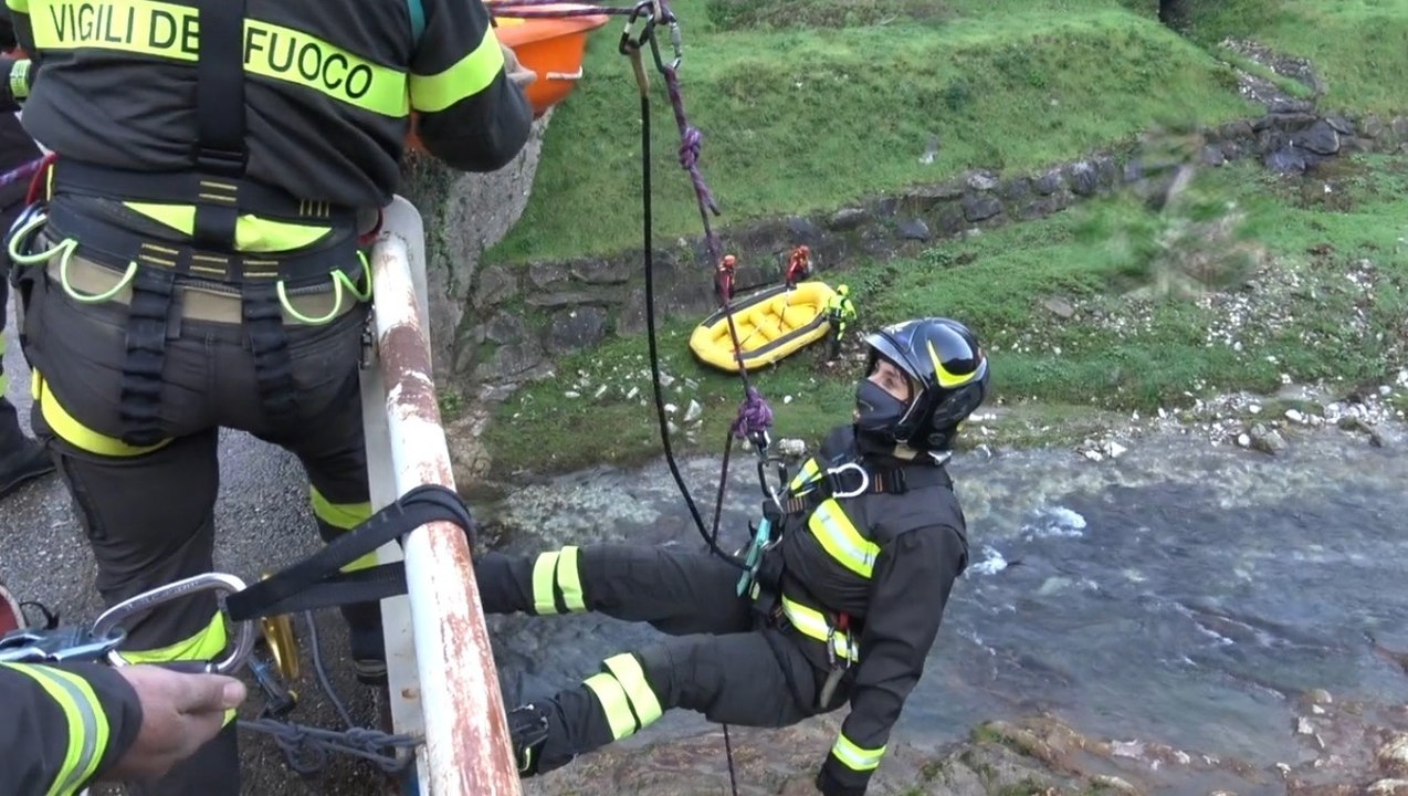 Seravezza (LU) - Addestramento soccorso fluviale dei Vigili del Fuoco (16.12.21)
