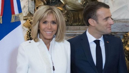 GALA VIDÉO – Brigitte Macron chic et moderne : elle renoue avec la veste en zip et la jupe courte en Argentine