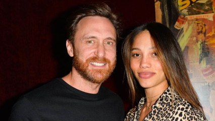 GALA VIDÉO - David Guetta et sa compagne super sexy en bikini : le couple très amoureux à la plage