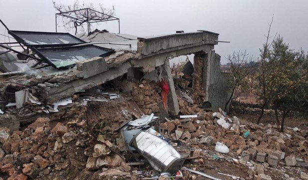 Bomba gibi patlayan mutfak tüpü evi yıktı
