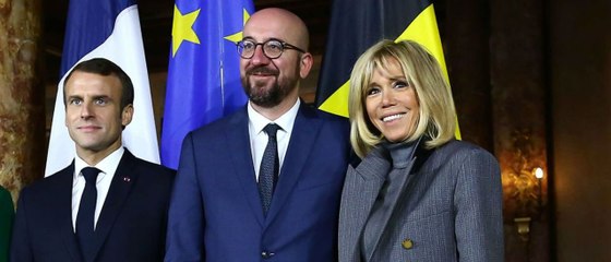 GALA VIDEO – Brigitte Macron, très chic en robe et manteau gris : un clin d'œil à Melania Trump ?