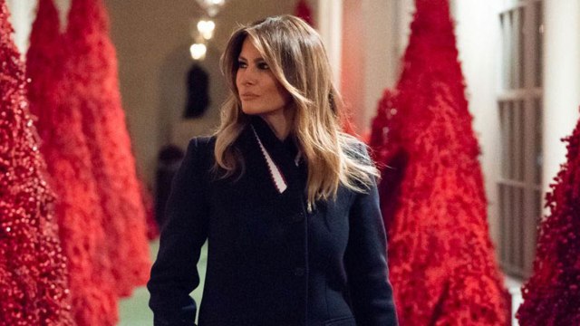 GALA VIDÉO - Melania Trump, critiquée pour les sapins rouges de la Maison Blanche, répond à ses détracteurs