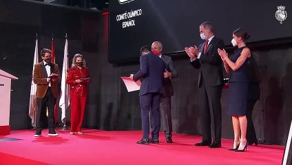 La Reina Letizia llama la atención con un conjunto de lentejuelas