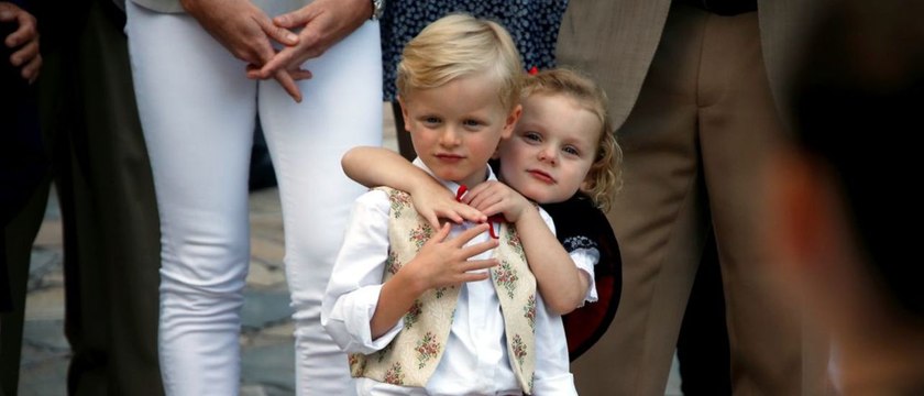 GALA VIDEO – Les adorables Jacques et Gabriella, jumeaux d'Albert et Charlène de Monaco, sous le charme de Brigitte Macron et du chien Nemo