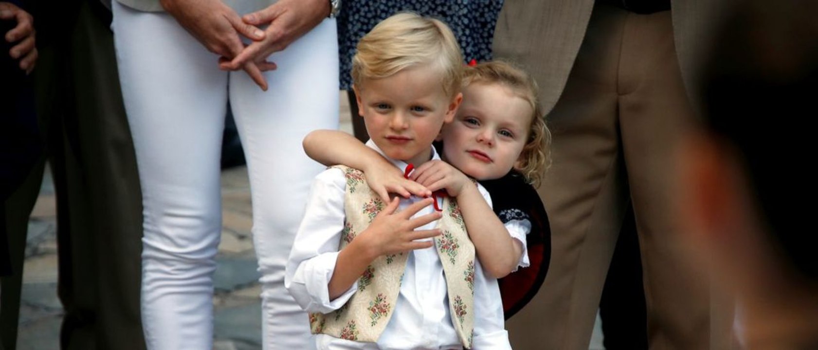 GALA VIDEO – Les adorables Jacques et Gabriella, jumeaux d'Albert et Charlène de Monaco, sous le charme de Brigitte Macron et du chien Nemo