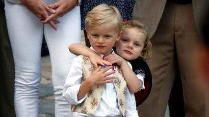 GALA VIDÉO – Les adorables Jacques et Gabriella, jumeaux de Charlène et Albert de Monaco, sous le charme de Brigitte Macron et du chien Nemo