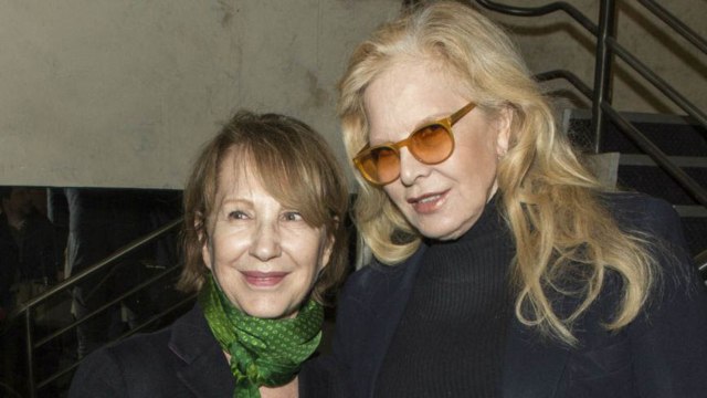 GALA VIDÉO - Laeticia Hallyday : quand Nathalie Baye et Sylvie Vartan faisaient la vaisselle pour elle à Marnes-la-Coquette