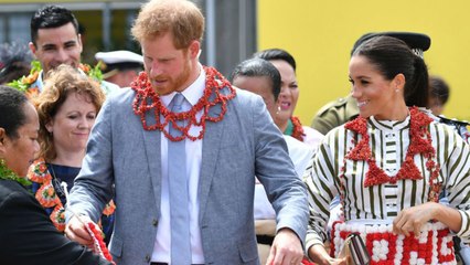 GALA VIDEO – Meghan Markle enceinte porte une robe traditionnelle du Tonga et ça lui va à ravir