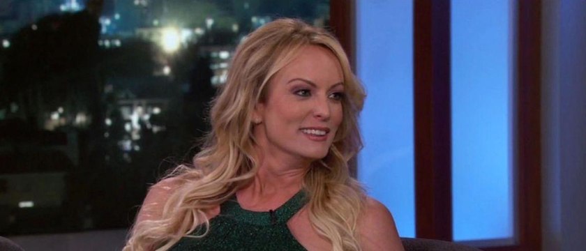 GALA VIDEO - L'humiliation de trop pour Melania Trump : Stormy Daniels livre de nouveaux détails sur sa relation sexuelle avec Donald Trump
