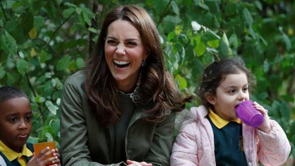 GALA VIDEO - Petite gêne pour Kate Middleton : une enfant la traite comme une domestique, mais la duchesse réagit comme une maman