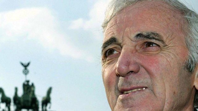 GALA VIDÉO - Hommage national à Charles Aznavour aux Invalides : sa famille a changé d'avis