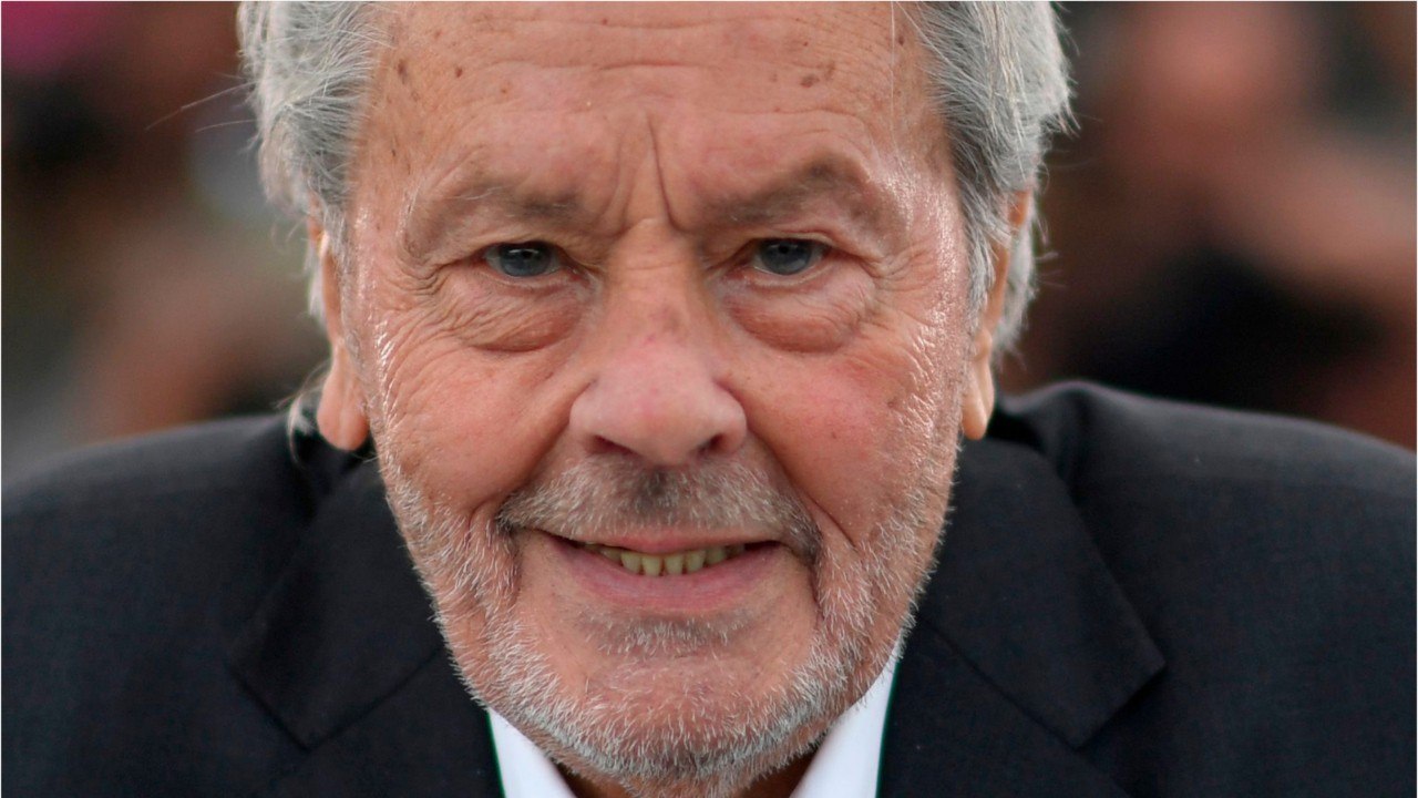 VOICI - Alain Delon : ce qu’il a pensé de Brigitte Macron lors de son dîner à l’Élysée