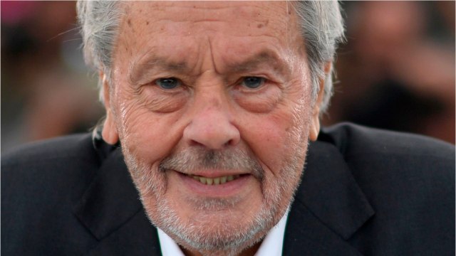 VOICI - Alain Delon : ce qu’il a pensé de Brigitte Macron lors de son dîner à l’Élysée