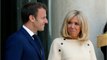VOICI - Brigitte et Emmanuel Macron photographiés en tenue décontractée lors de leurs vacances