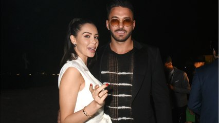 VOICI - Nabilla époustouflante en total look noir et blanc pour une virée sur la Croisette