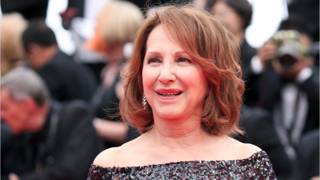 VOICI - Nathalie Baye lynchée par les fans de Laeticia Hallyday : ce geste qui a provoqué leur colère