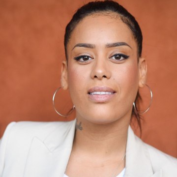 Voici // SOCIAL - The Voice 9 : Amel Bent Et Pascal Obispo S’écharpent Pour Un Talent, Les Internautes S’enflamment (1)