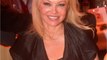 VOICI - Pamela Anderson en montre beaucoup trop sous une étrange tenue