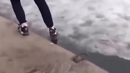 Un jeune homme teste si la glace est solide