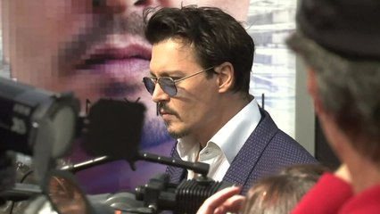 VOICI - Johnny Depp amoureux : qui est la jeune go-go danseuse russe qui partage sa vie ?