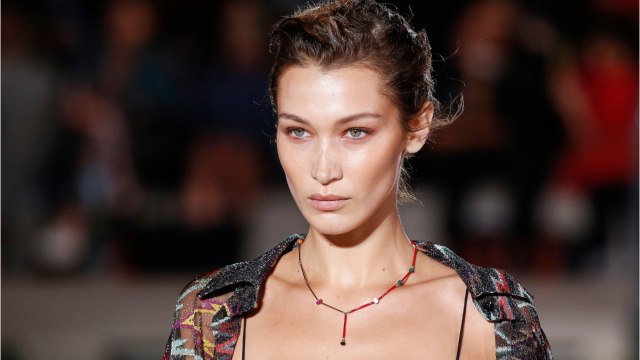 VOICI - Bella Hadid : en tout petit maillot de bain noir, elle laisse les internautes sans voix