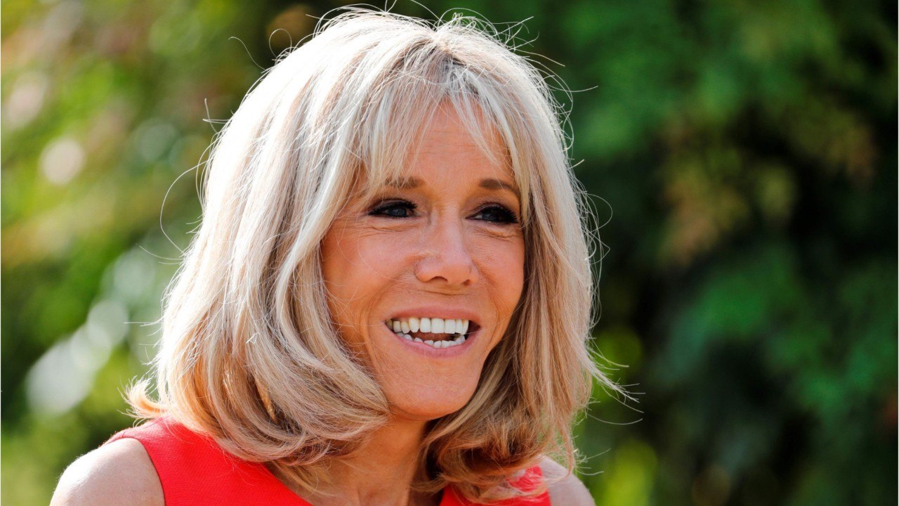 VOICI - Brigitte Macron : ce selfie avec une célébrité française qui étonne la Toile