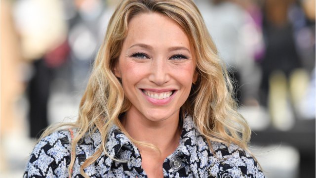 Voici - PHOTO Laura Smet méconnaissable, elle partage un nouveau cliché sur le tournage de La garçonne