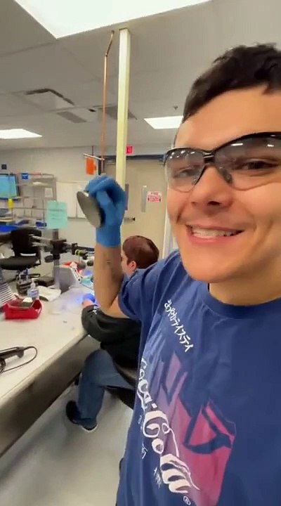 Una ventosa y la cabeza de un hombre calvo