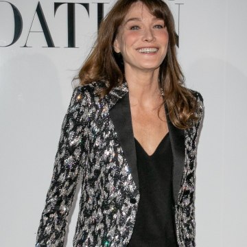 VOICI // social Carla Bruni En Maillot De Bain : Elle Affiche De Nouveau Sa Silhouette De Rêve (1)
